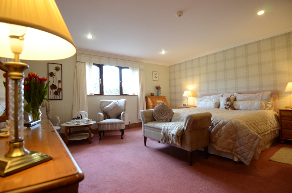 Meadow Suite bedroom with sitting area